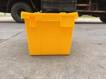 黄色いプラスチック収納用の箱は交通機関のために積み重なったふたを付けた